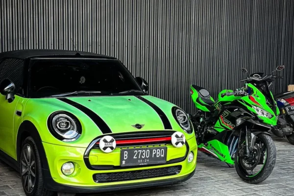 Kawasaki ZX25R vs Mini Cooper